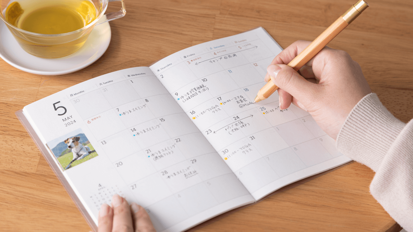 MYカスタム手帳は、独特の風合いで、紙にコシがあり、書き味抜群!通常の紙とはちがった質感や色の表現を楽しむことができます。